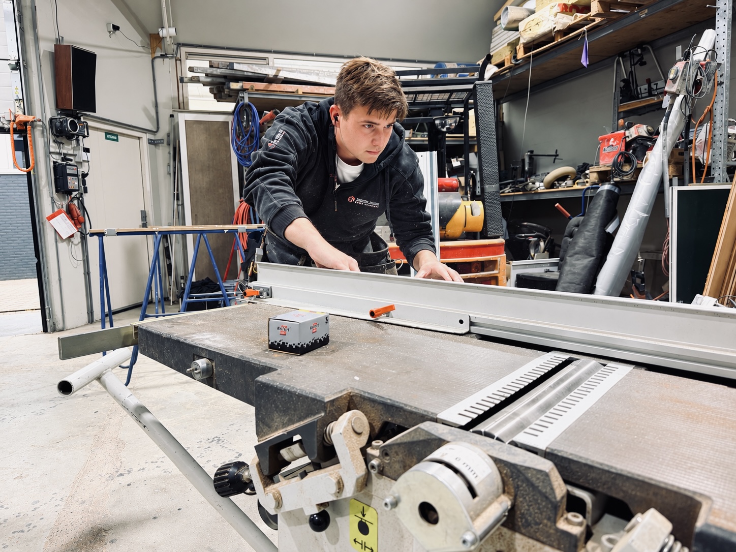Jerry Jonk zaagt plaatmateriaal op maat in de werkplaats
