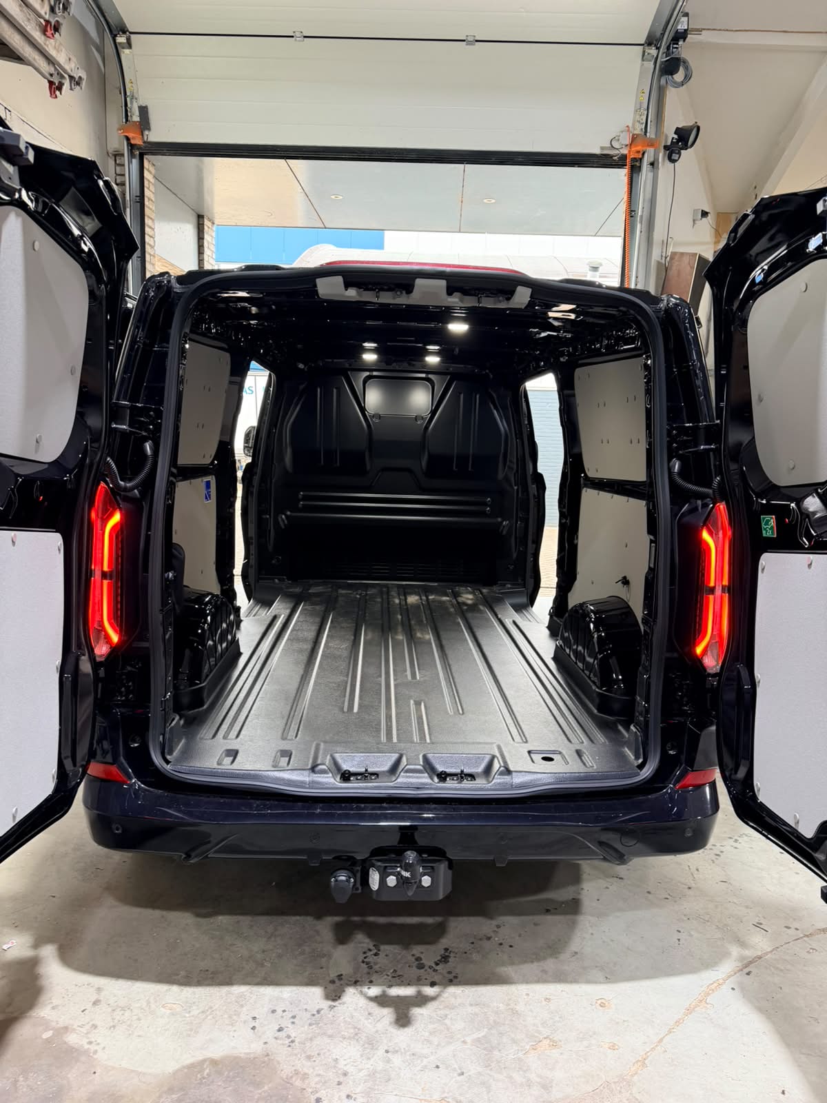 Lege laadruimte van een Ford E-Transit voor de inbouw