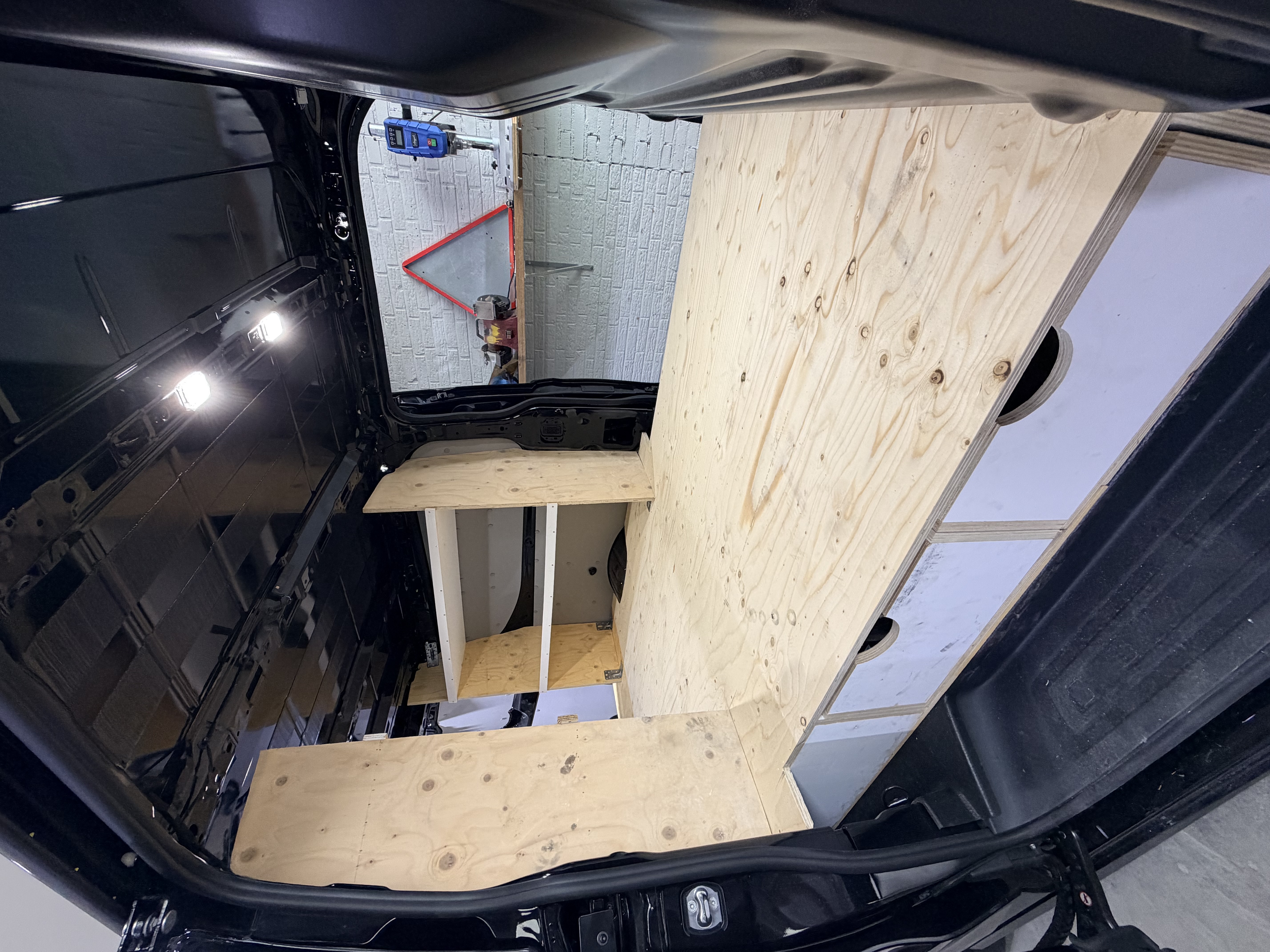 Ford E-Transit na de inbouw, met verhoogde vloer en laden