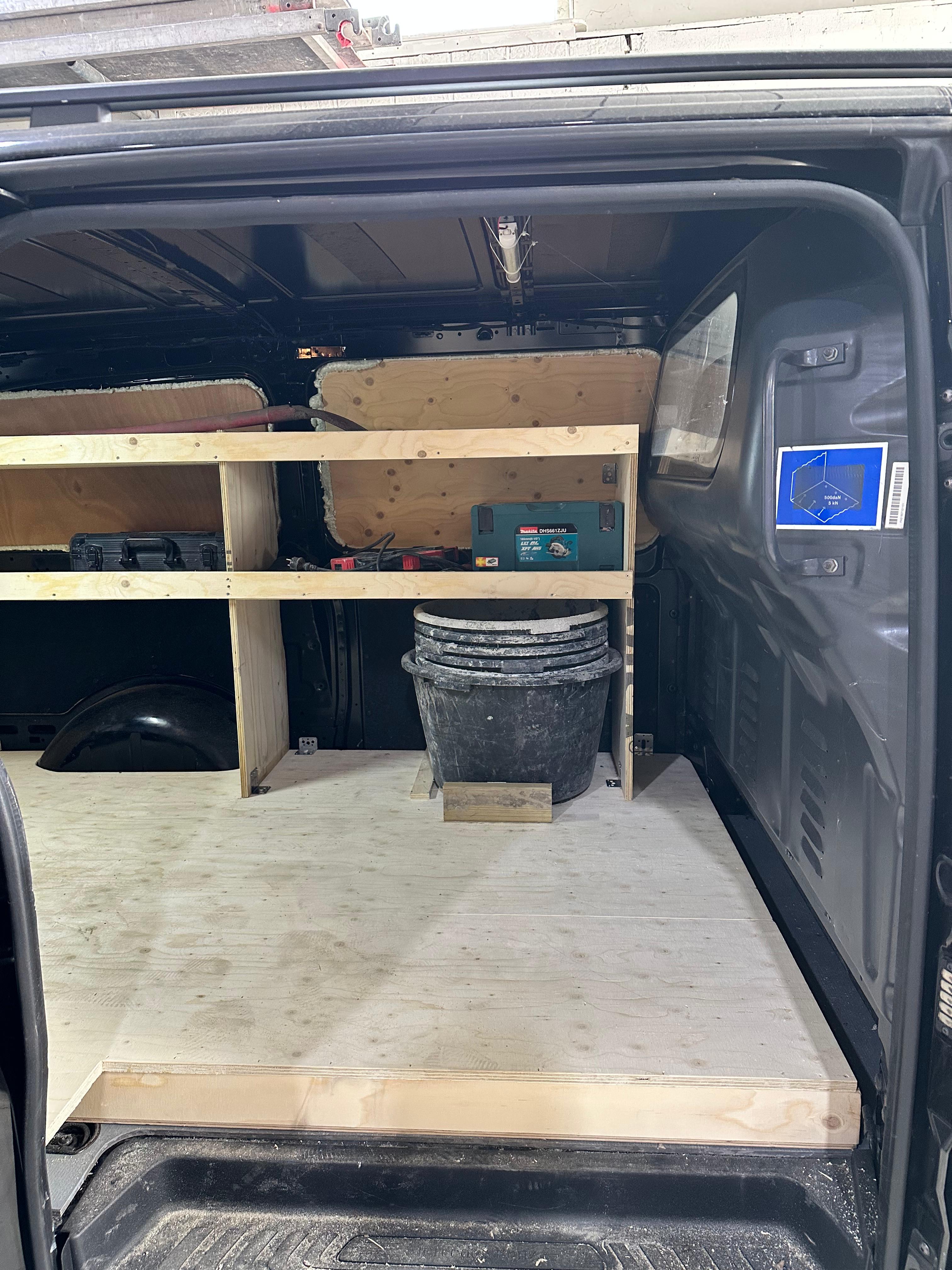 Plywood laadvloer met stellingkast over de wielkast