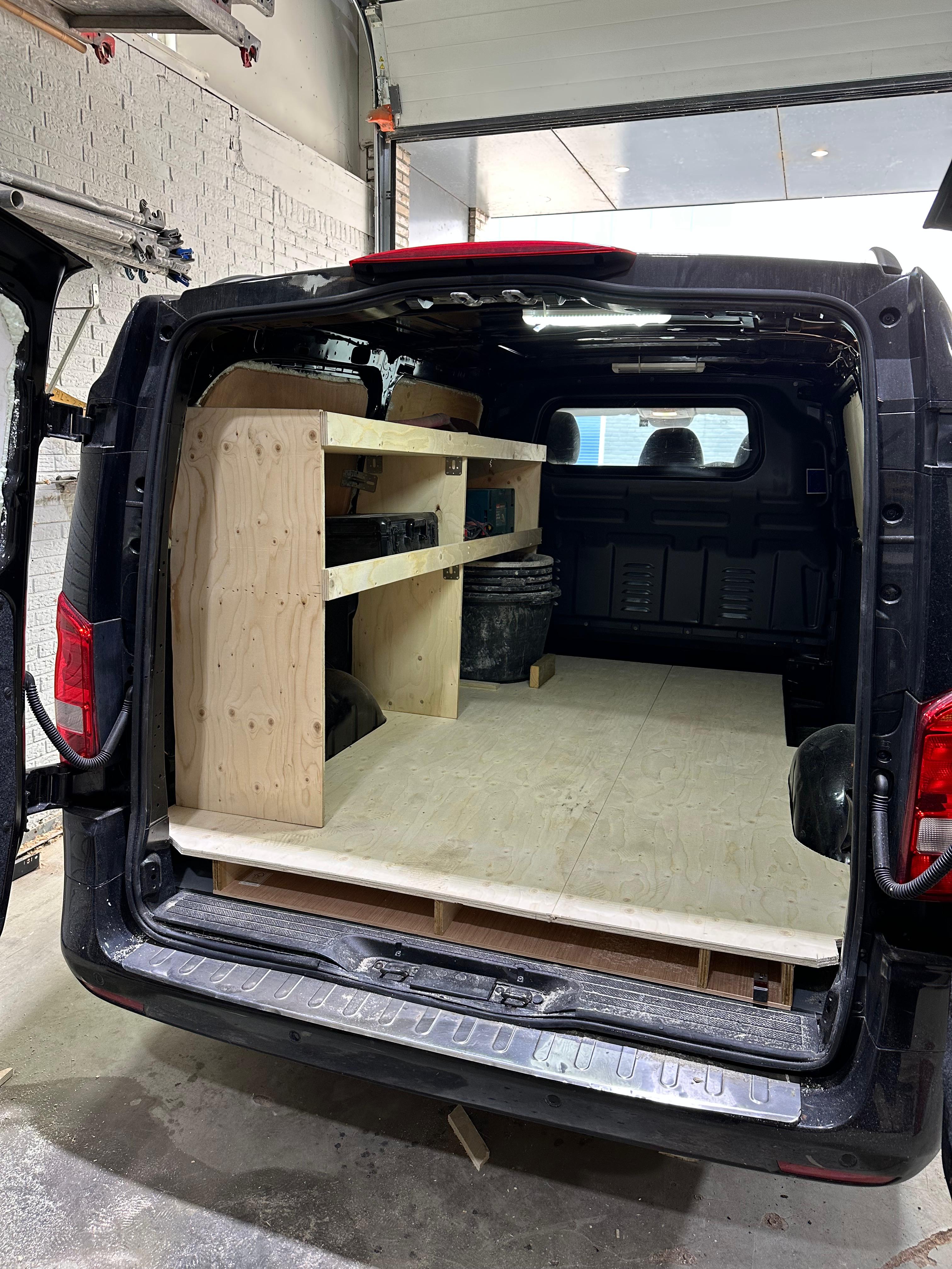 Ingerichte bus in de werkplaats, klaar voor oplevering