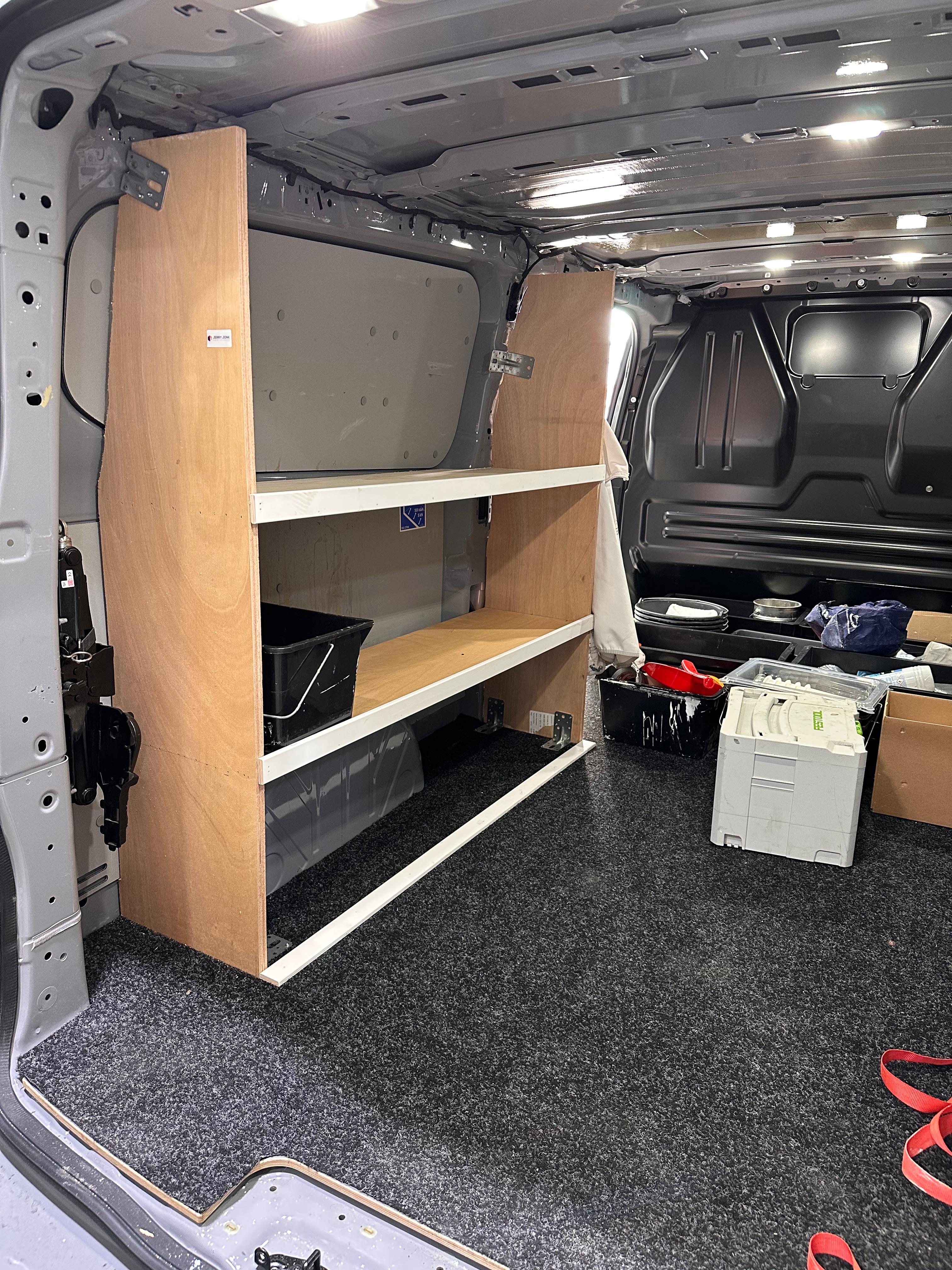 Stellingkast met wit afgewerkte schappen en vloerbedekking