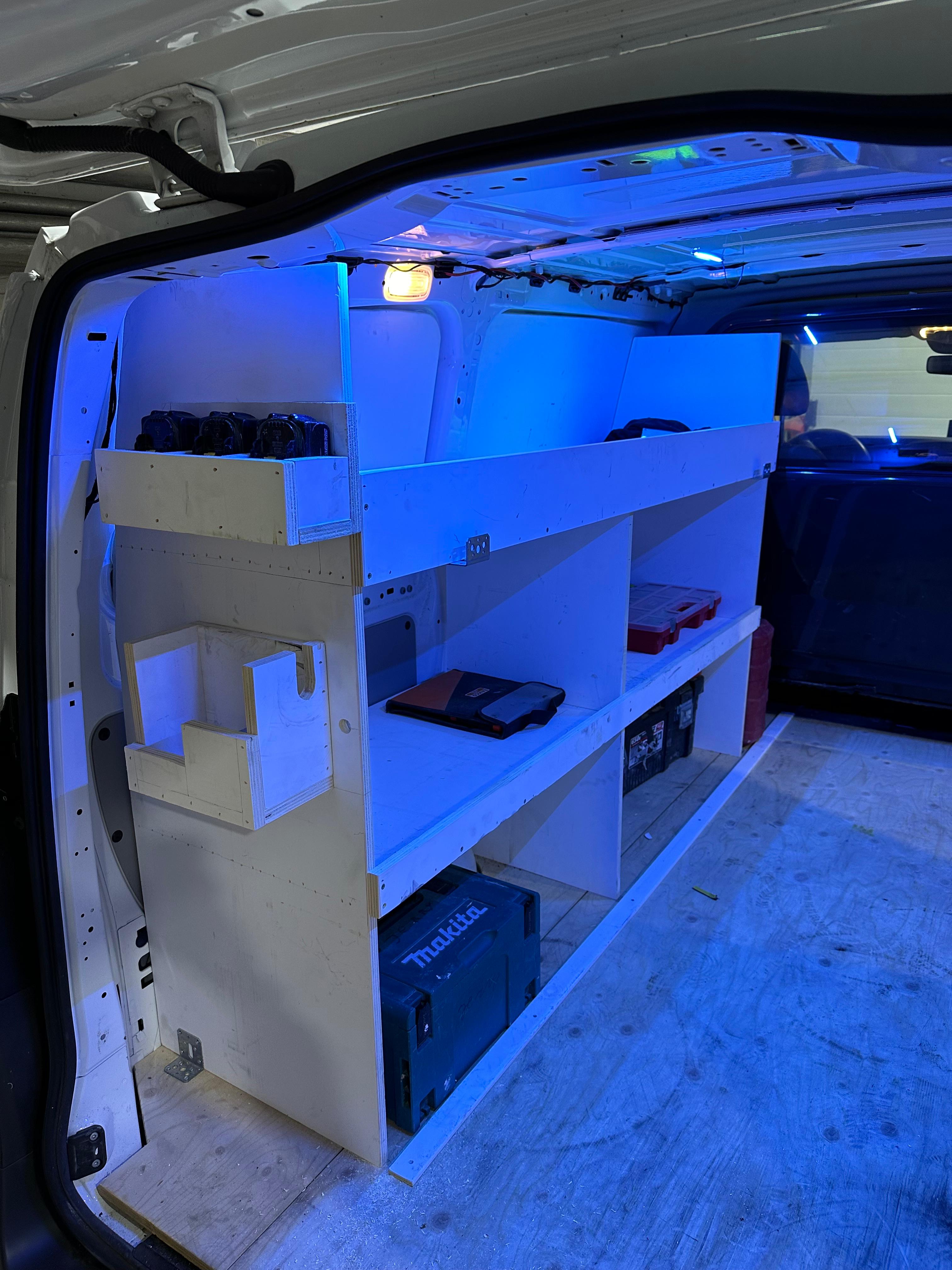 LED-verlichting en stroomvoorziening in de laadruimte
